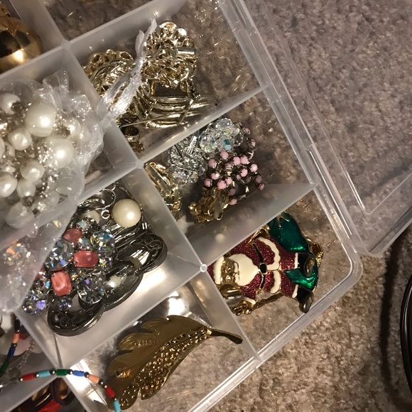 SALE Large Vintage Mixed Lot Faux Pearl Jewelry Brooches & Earrings Many Signed - Picture 4 of 5